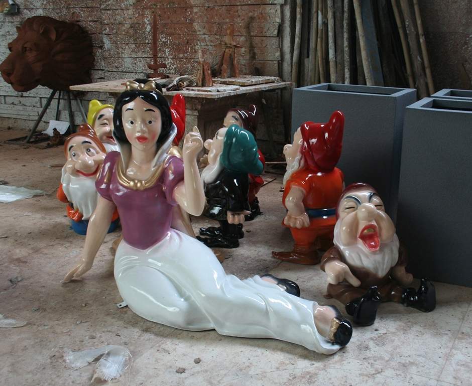 白雪公主与七个肖矮人人物雕塑